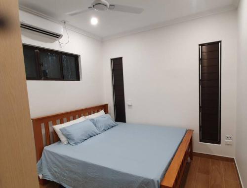 - une chambre blanche avec un lit dans l'établissement Executive Two Bedroom Villa For Hire in Nadi, à Nadi