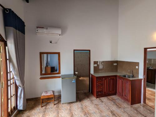 希卡杜瓦的住宿－HikkaSurf Apartment，一间带水槽和冰箱的厨房
