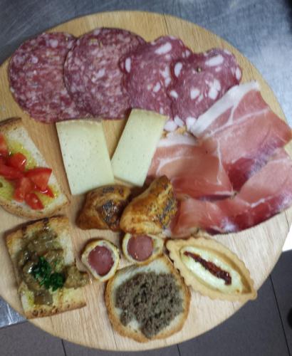 a plate of food with meats and cheese on it at Piccolo Hotel San Valentino in Cristena