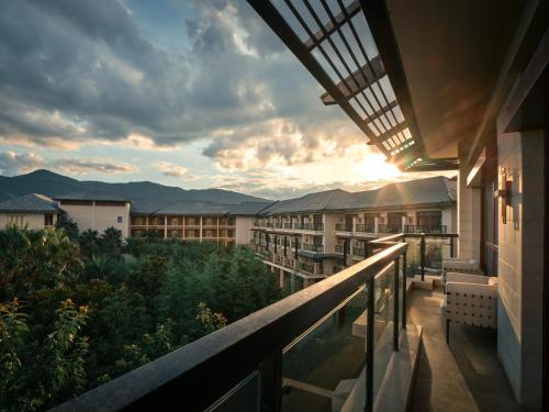 Nespecifikovaný výhled na hory nebo výhled na hory při pohledu z hotelu