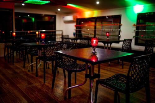 une rangée de tables et de chaises dans un restaurant dans l'établissement JCT Houseboat, à Alappuzha