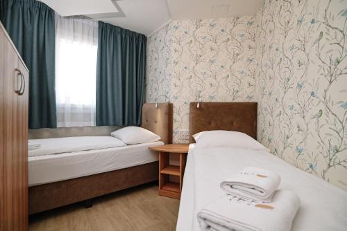 a room with two beds and a window at Mobile Homes Krk Silo in Šilo