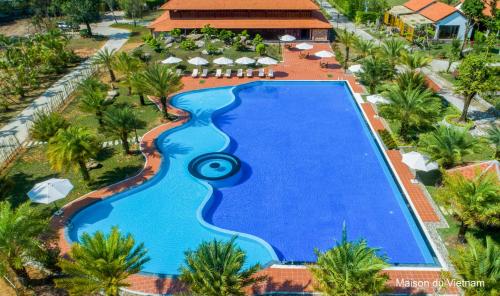 una vista dall'alto di una piscina in un resort di Maison Du VietNam Resort & Spa a Phu Quoc