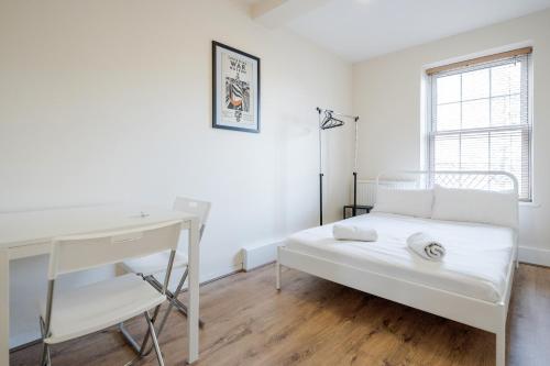 Llit o llits en una habitació de APlaceToStay Central London Apartment, Zone 1 WAT