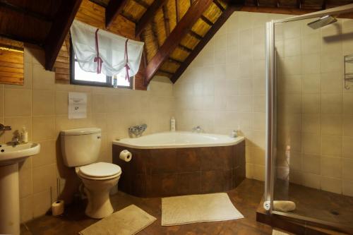 uma casa de banho com uma banheira, um WC e um lavatório. em Shebamona No loadshedding em Marloth Park
