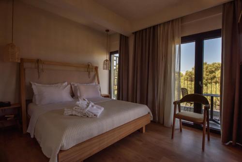 una camera con un letto e una grande finestra di Elies 33 Bio Retreat ad Áfitos