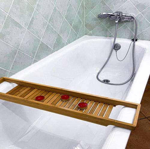 una vasca con doccia e una tavola di legno intorno ad essa di Grazalema- Casita Panorama - Fantastic views- Clima & Wi-Fi a Grazalema