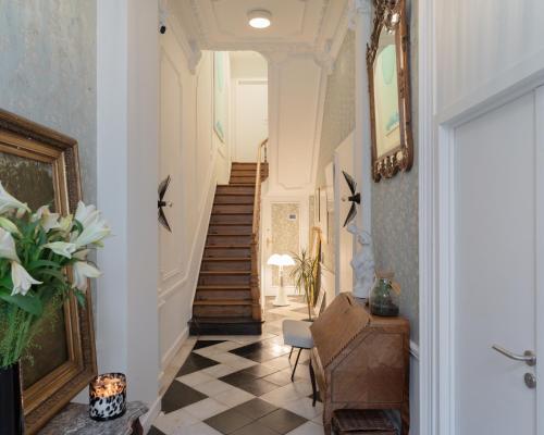 un pasillo con una escalera con una escalera en La Maison de Chestret, en Lieja