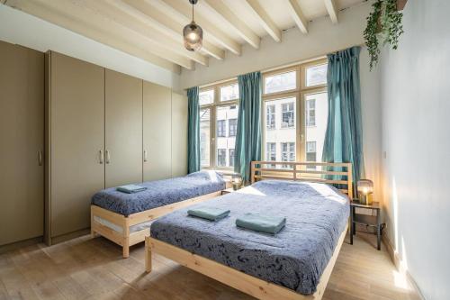 - une chambre avec 2 lits et une fenêtre dans l'établissement Tempel Cathedral Lodge in the Heart of Antwerp, à Anvers