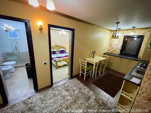 Cette chambre comprend une cuisine et une salle de bains pourvue d'une table. dans l'établissement Apartament De Lux zona 0 Botosani 2 camere, à Botoşani