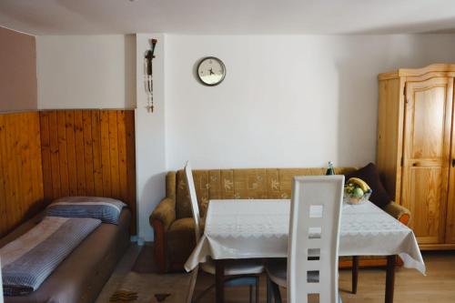 Zimmer mit einem Tisch, einem Bett, einem Tisch und einem Stuhl in der Unterkunft LITTLE FOREST RANCH, NATUR PUR MIT REITMÖGLICHKEIT in Duga Resa