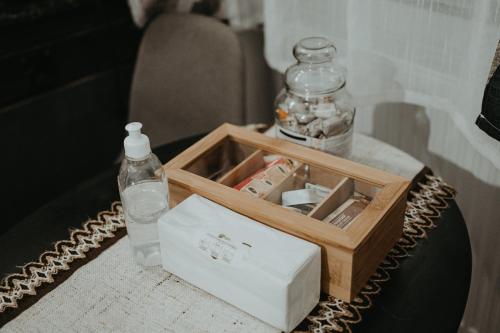 uma garrafa de água e uma caixa sobre uma mesa em Urbino Casa em Cluj-Napoca