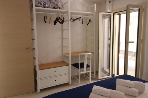 a bedroom with a bed and a closet at Anthiros Affitti brevi in Arenella