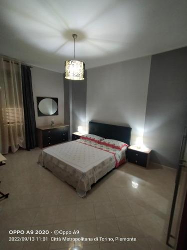 - une chambre avec un lit et un lustre dans l'établissement Appartamento posizione comoda, à Collegno