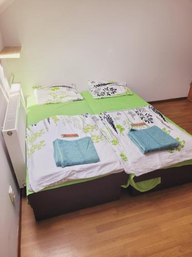 Łóżko lub łóżka w pokoju w obiekcie Delmajk