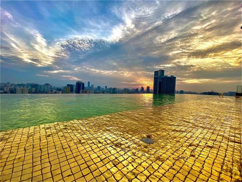 Dolce by Wyndham Hanoi Golden Lake في هانوي: كمية كبيرة من المياه مع مدينة في الخلفية