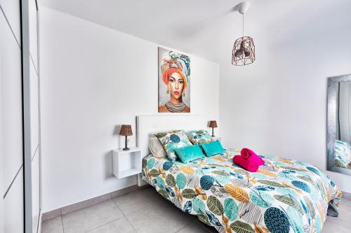 1 dormitorio con 1 cama y una pintura en la pared en CASA MARINA en Costa Teguise
