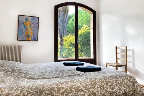 1 dormitorio con 1 cama con 2 almohadas azules en Mas de la Croette Collioure en Collioure