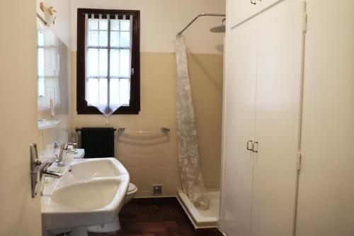 y baño con lavabo, aseo y ducha. en Mas de la Croette Collioure en Collioure