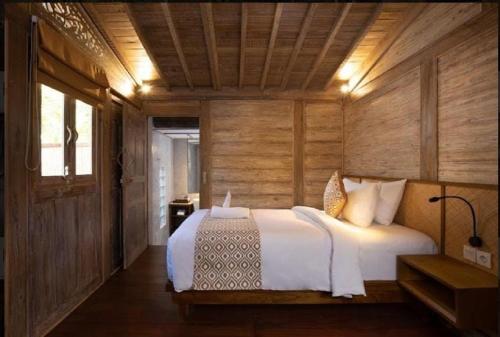a bedroom with a large white bed in a room at Saba Villa by Sanga Sanga Hospitality in Saba