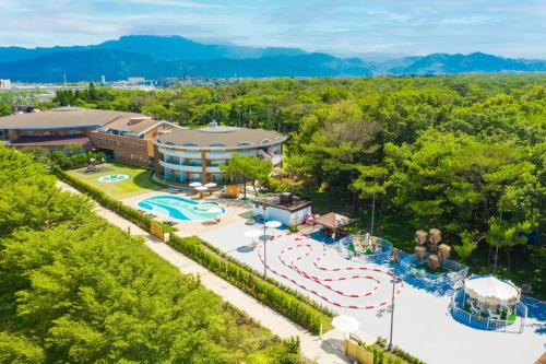 eine Luftansicht eines Resorts mit einem Wasserpark in der Unterkunft Yaward Resort - Taoyuan Golf & Country Club in Longtan