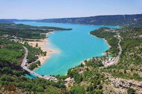 z powietrza widok na plażę i jezioro w obiekcie Agréable appartement au calme w mieście Villeneuve