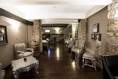 a waiting room with chairs and a table at Old Stone Inn Boutique Hotel in Niagara Falls