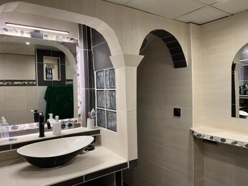 une salle de bain avec un lavabo et un miroir dans l'établissement Joli Loft dans Villa à Cornas, à Cornas