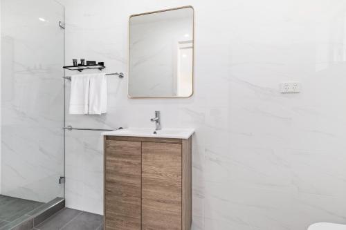 a bathroom with a sink and a mirror at Lemon Tree Passage Motel in Lemon Tree Passage