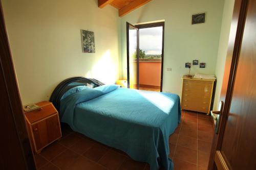 ein Schlafzimmer mit einem Bett, einer Kommode und einem Fenster in der Unterkunft Agriturismo Il Marrugio in Viterbo