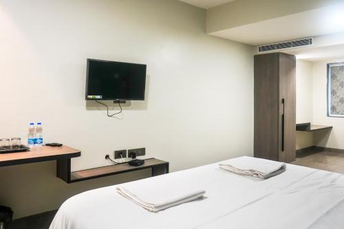 Una televisión o centro de entretenimiento en Hotel VR Grand