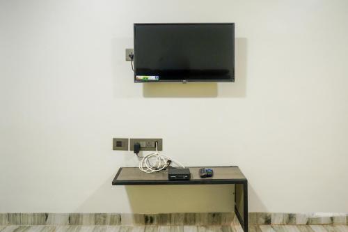 Una televisión o centro de entretenimiento en Hotel VR Grand