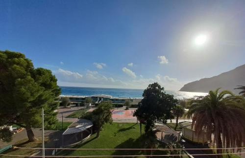 a view of a beach with the ocean in the background at Un camino in Riva al mare in Riva Trigoso