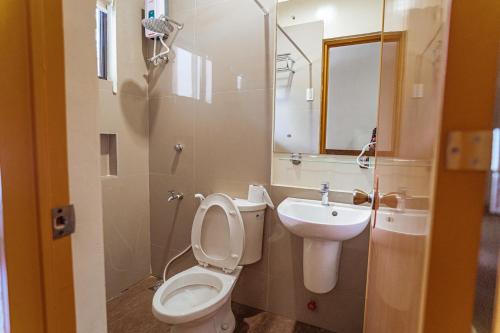 a bathroom with a toilet and a sink at Marieli Suites near Panglao International Airport in Panglao Island