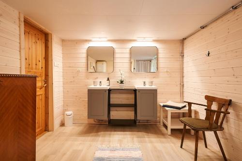 baño con lavabo y 2 espejos en Savolax Stugor, en Axland