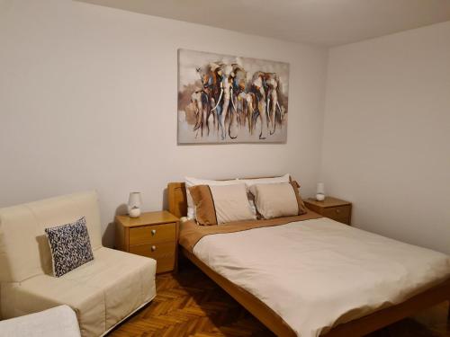 una camera con due letti e un divano e un quadro di Dolores Apartment a Opatija