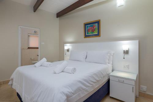 - un lit blanc avec 2 oreillers dans l'établissement San Lameer Villa 2851 - 2 Bedroom Classic - 4 pax - San Lameer Rental Agency, à Southbroom