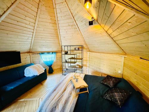 einen Blick über ein Wohnzimmer in einem Baumhaus in der Unterkunft Alsace kota évasion & Spa la canopée in Mollkirch