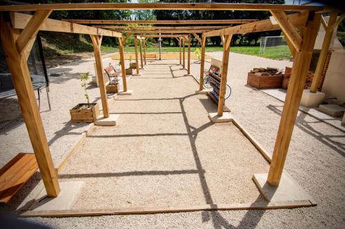 a wooden pergola with a group of plants at Gîte de Fanny du Moulin de Tartay en Avignon in Avignon