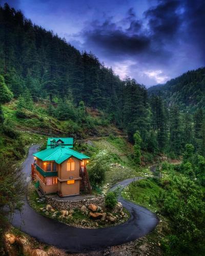 an aerial view of a house in the middle of a road at The Misty Wilds Home, Jibhi in Jibhi