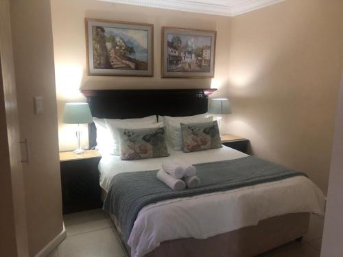 ein Schlafzimmer mit einem Bett mit Stofftieren darauf in der Unterkunft Somerset Lodge in Montagu