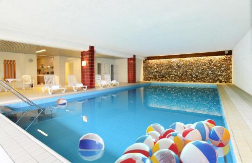 Bazén v ubytování Sauerland Alpin Hotel nebo v jeho okolí