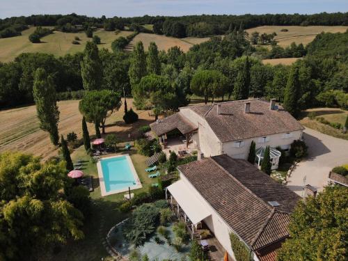 uma vista aérea de uma casa com piscina em les tamaris em Castelnau-sur-Gupie
