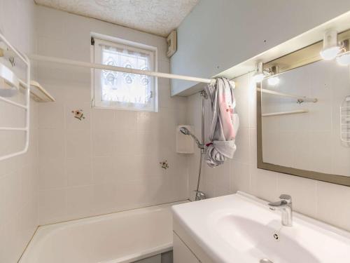 Koupelna v ubytování T2 cabine 6 pers avec balcon, parking privé, proche commodités et stations de ski - FR-1-402-122