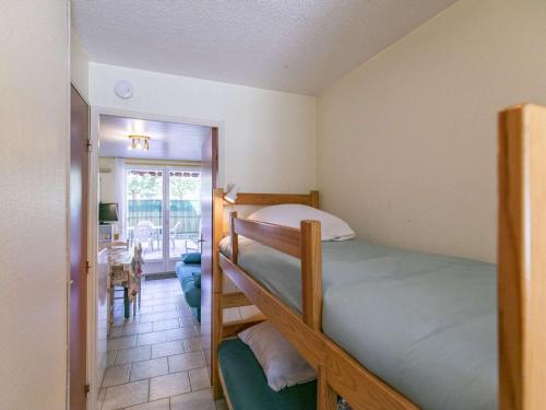 Postel nebo postele na pokoji v ubytování T2 cabine 6 pers avec balcon, parking privé, proche commodités et stations de ski - FR-1-402-122