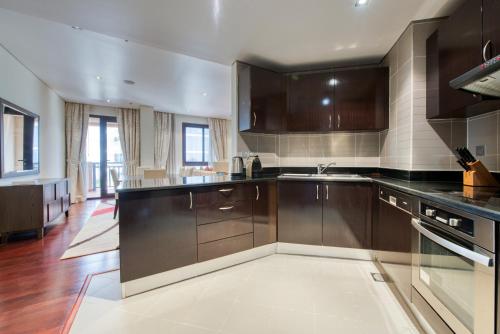 Kuchyň nebo kuchyňský kout v ubytování Stunning 2BR at Royal Amwaj Residences North Palm Jumeirah by Deluxe Holiday Homes