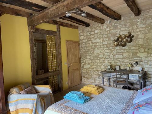 une chambre avec un lit et une table dans une pièce dans l'établissement Domaine de Galoubet Lot, à Beaumat