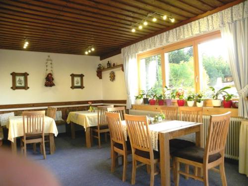 Gästehaus Apschnerにあるレストランまたは飲食店