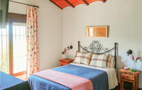 1 dormitorio con cama y ventana en Beautiful Home In Estepa With Kitchenette, en Estepa
