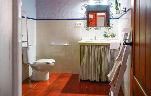 y baño con aseo y lavamanos. en Nice Home In Estepa With Outdoor Swimming Pool, Wifi And 2 Bedrooms, en Estepa